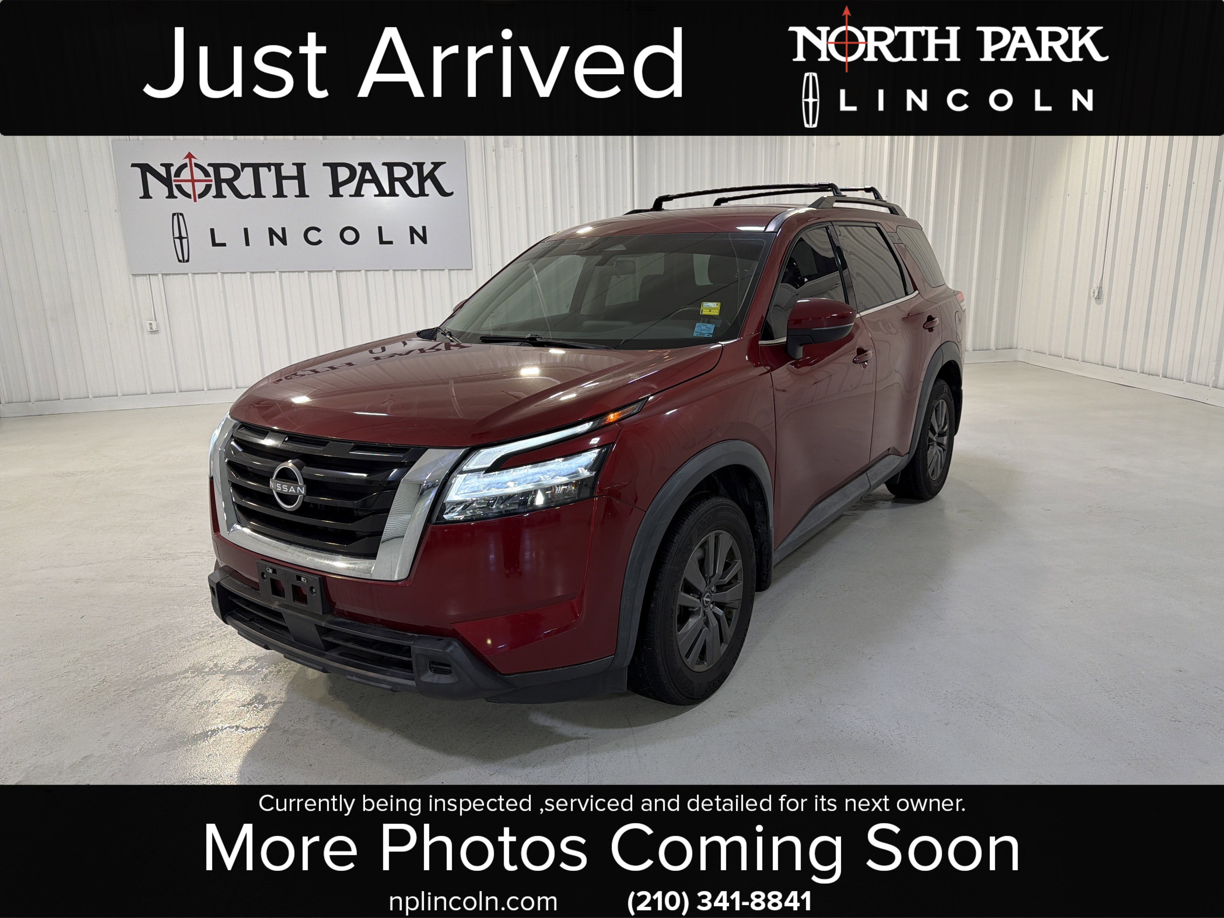 Used 2022 Nissan Pathfinder SV image 1