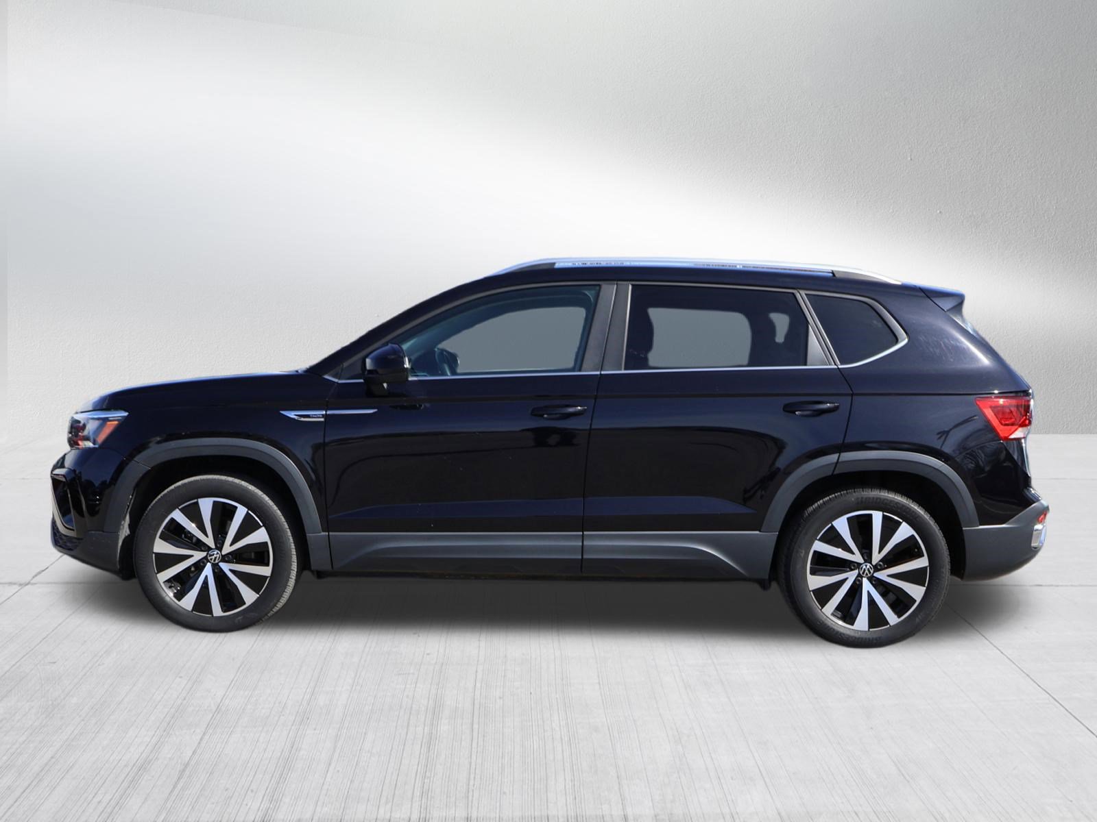 Used 2023 Volkswagen Taos SE w/ Panoramic Sunroof Package AWD/4WD image 4