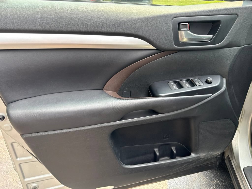Used 2019 Toyota Highlander XLE AWD/4WD image 20
