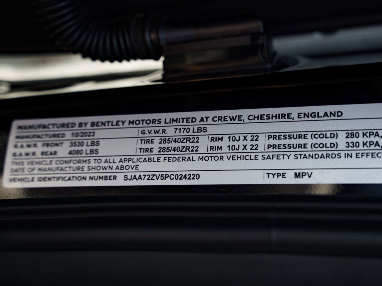 Used 2023 Bentley Bentayga Plug-In Hybrid image 31