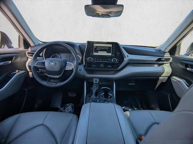 Used 2022 Toyota Highlander XLE AWD/4WD image 18