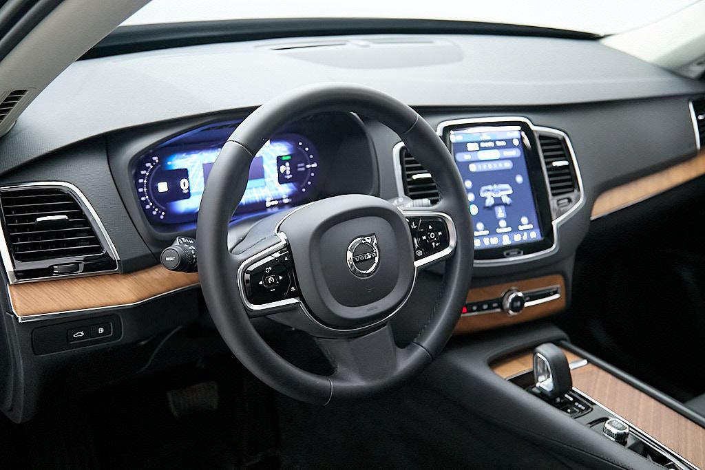 Certified 2024 Volvo XC90 T8 Plus AWD/4WD image 13