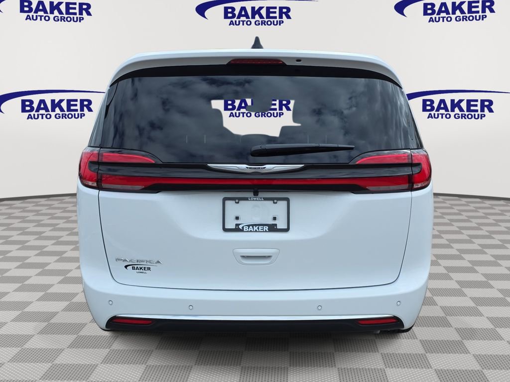 New 2026 Chrysler Pacifica Select image 4