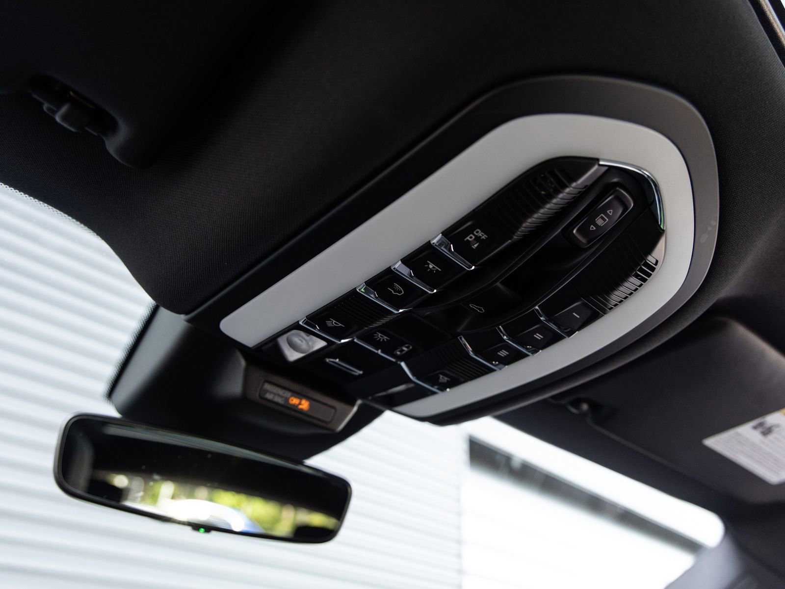 Certified 2025 Porsche Macan AWD/4WD image 19