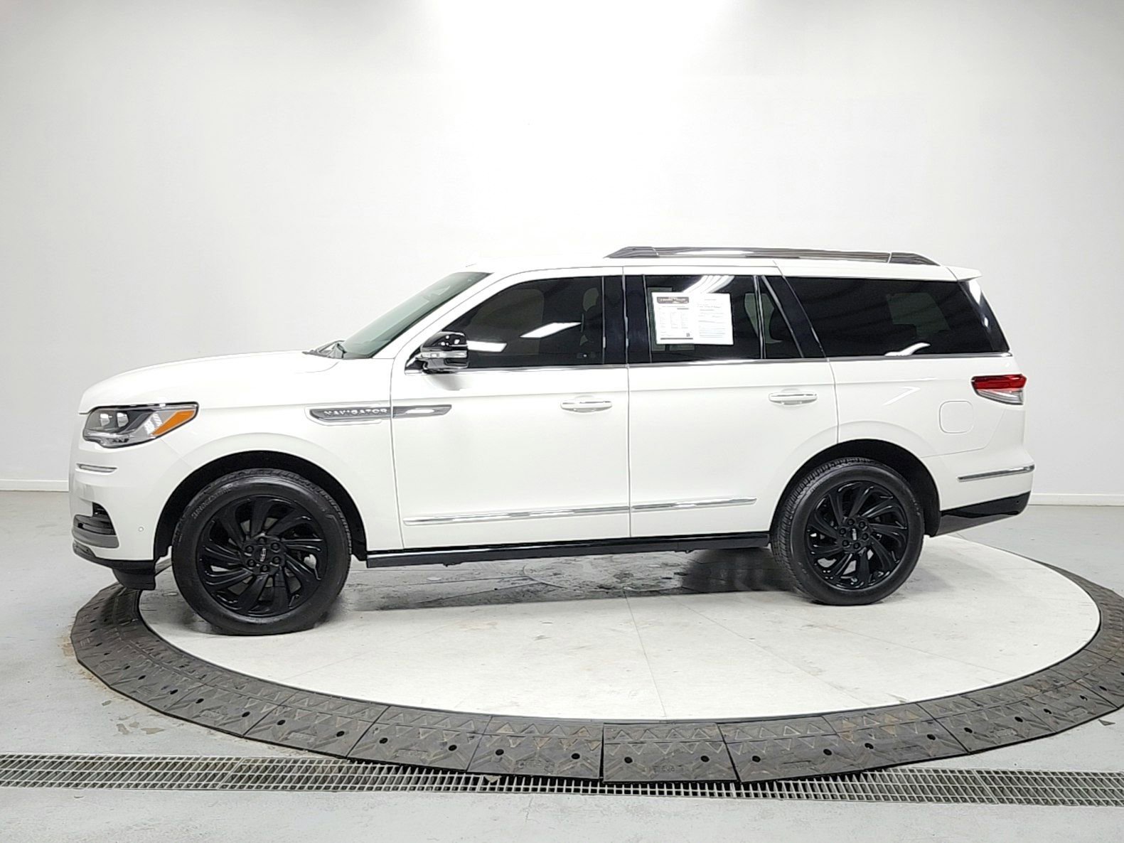 Used 2024 Lincoln Navigator Premiere AWD/4WD image 4