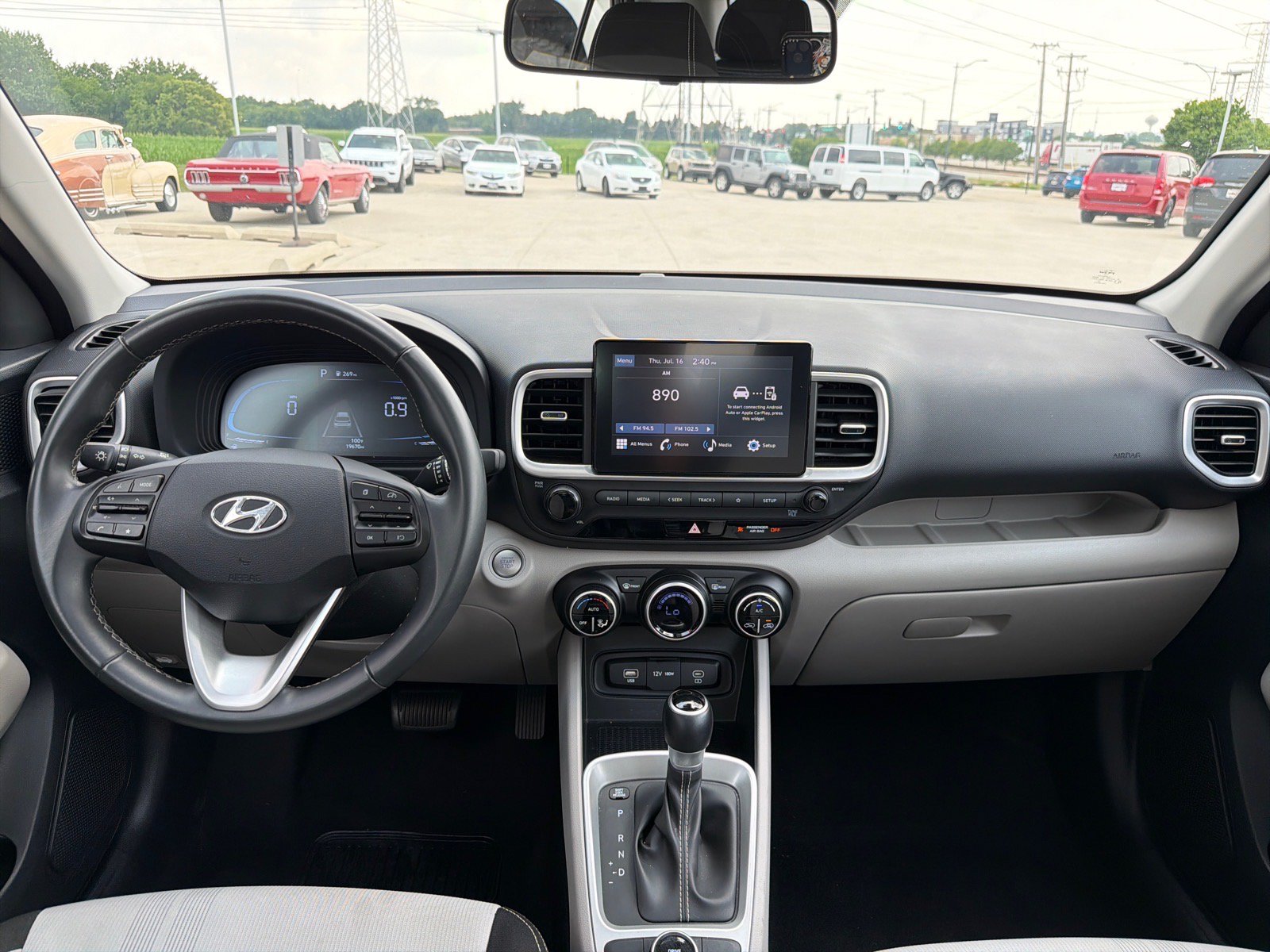 Used 2025 Hyundai Venue SEL FWD image 23