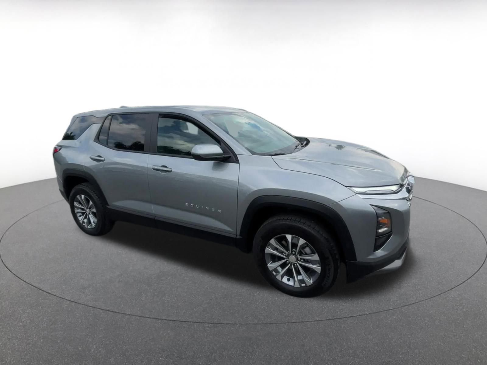 Used 2025 Chevrolet Equinox LT image 2