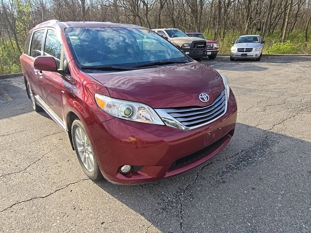 Used 2017 Toyota Sienna XLE image 11