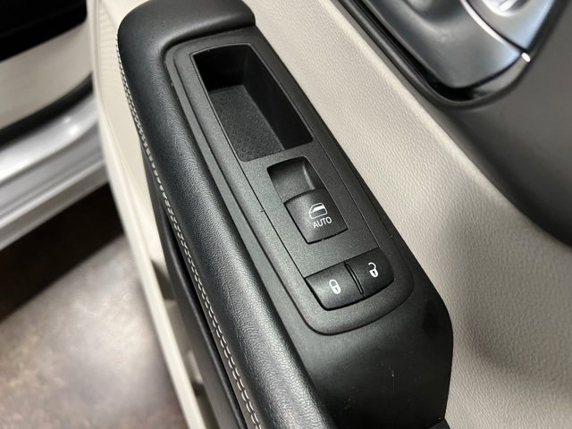 Used 2022 Chrysler Pacifica Touring-L image 30