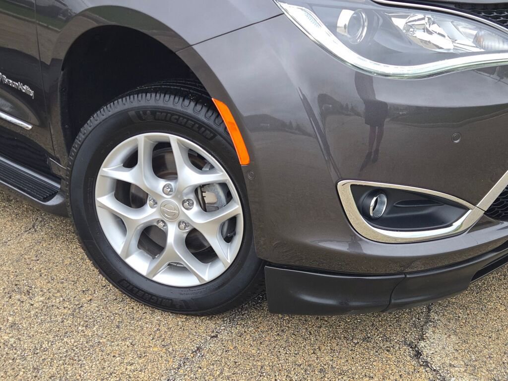Used 2020 Chrysler Pacifica Limited w/ Advanced Safetytec Group FWD image 3