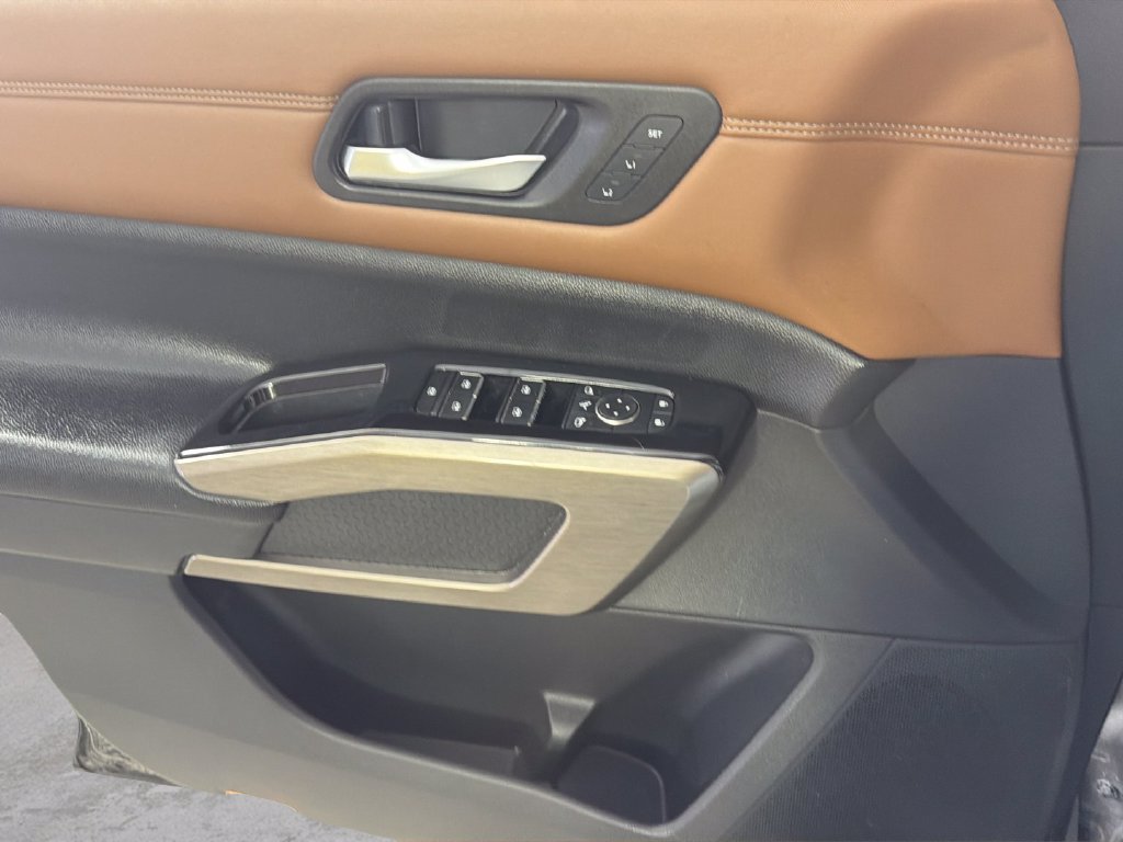 Used 2022 Nissan Pathfinder Platinum w/ Cargo Package AWD/4WD image 28