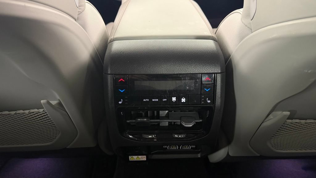Used 2022 Jeep Grand Cherokee Overland w/ Luxury Tech Group IV AWD/4WD image 29