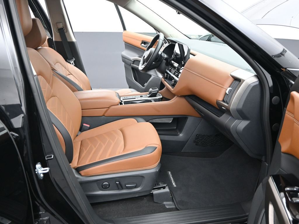Used 2025 Nissan Pathfinder Platinum image 16