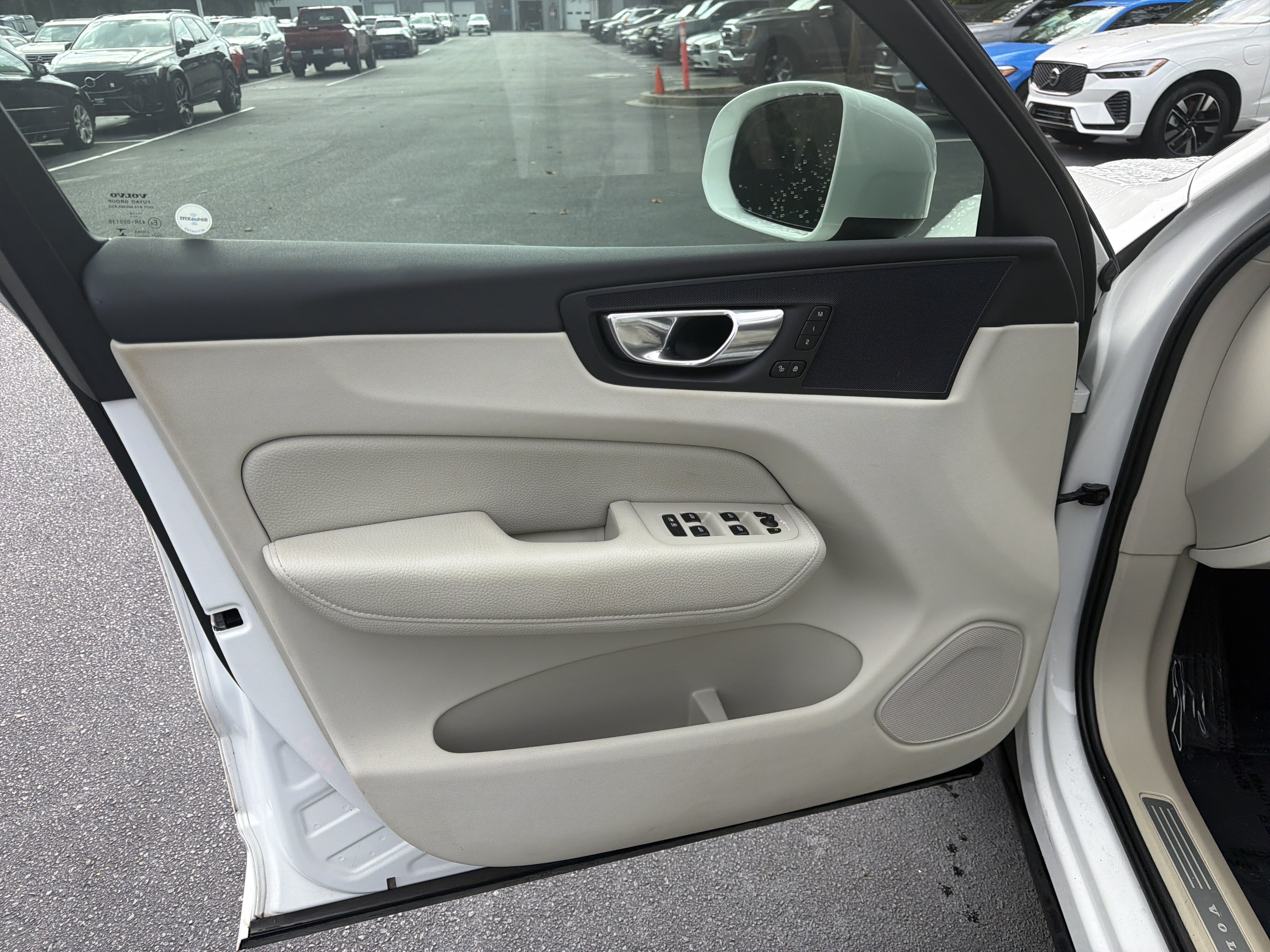 Used 2019 Volvo XC60 T5 Momentum w/ Premium Package FWD image 14