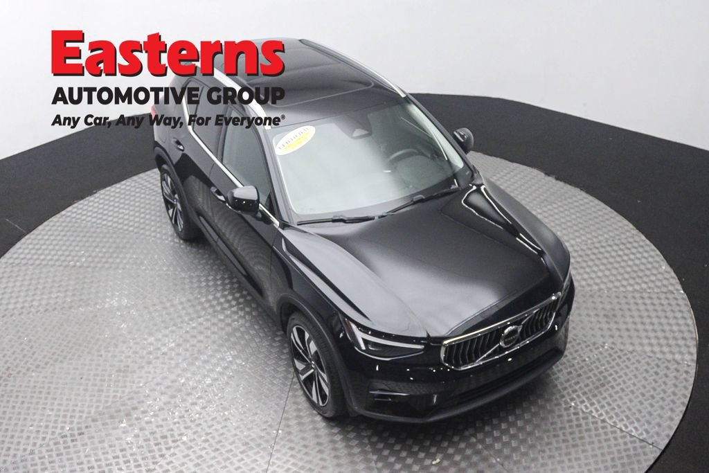 Used 2025 Volvo XC40 B5 Plus AWD/4WD image 3