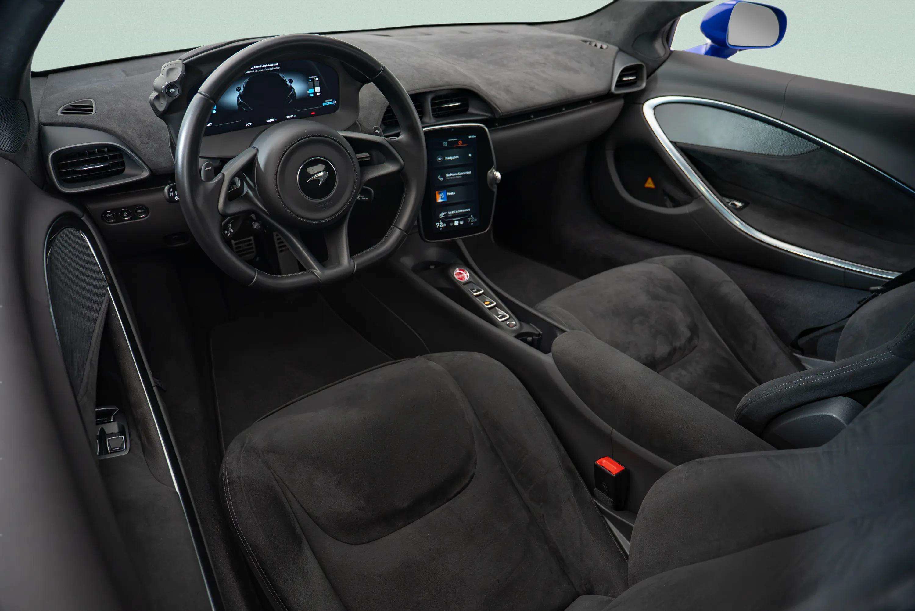Used 2024 McLaren Artura RWD image 23
