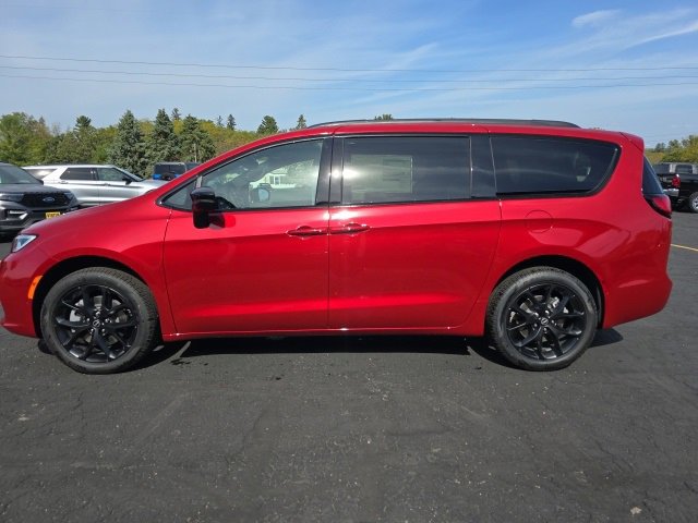 New 2026 Chrysler Pacifica Limited w/ S Appearance Package image 4