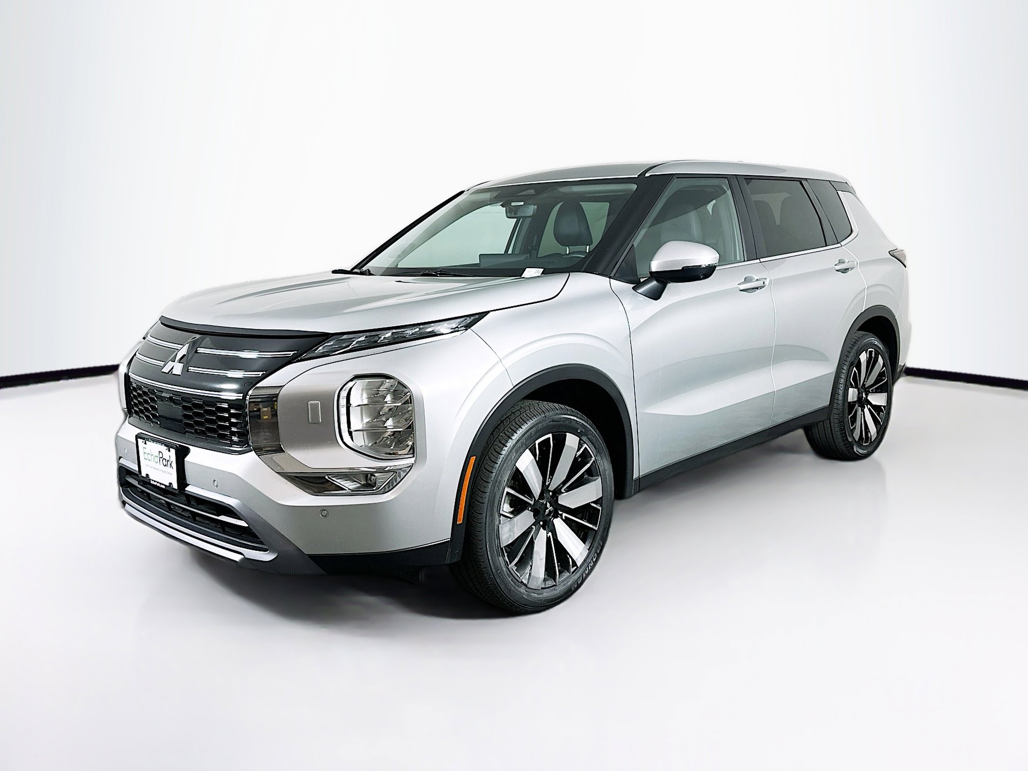 Used 2025 Mitsubishi Outlander SE AWD/4WD image 3