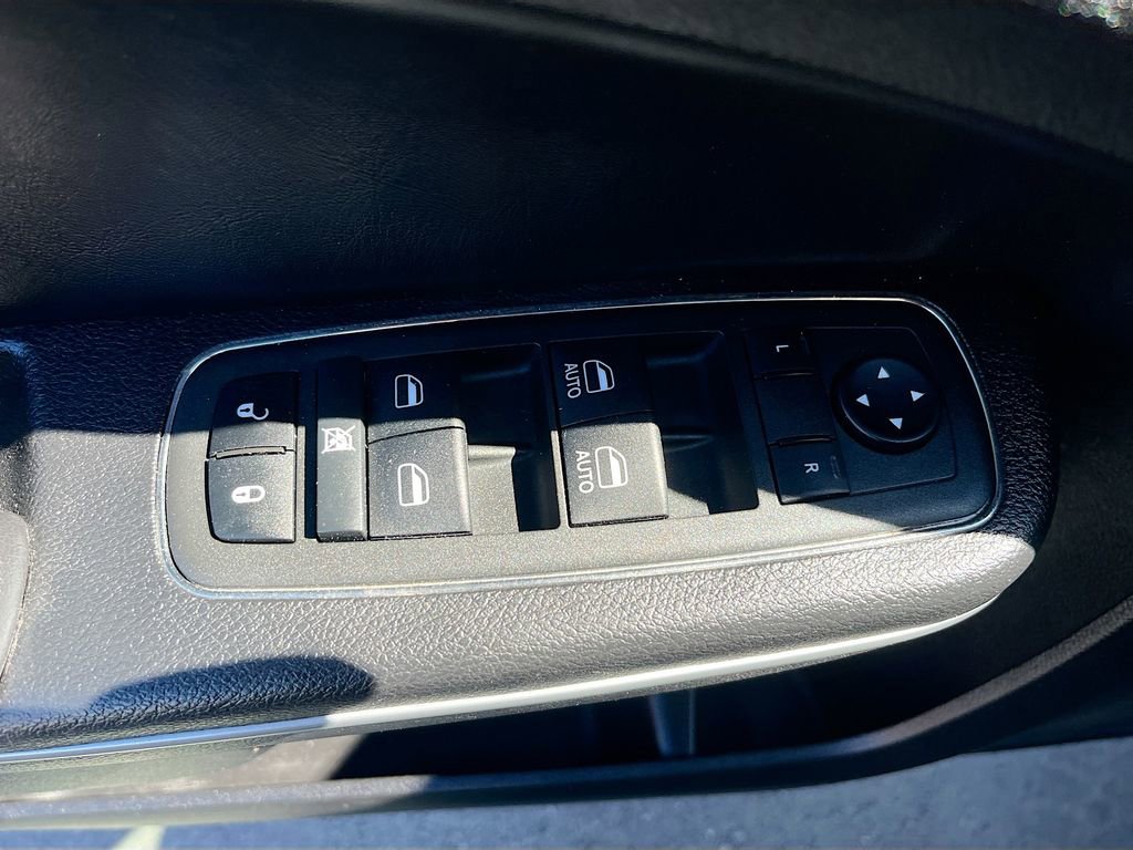 Used 2022 Chrysler 300 Touring w/ Sport Appearance Package image 17