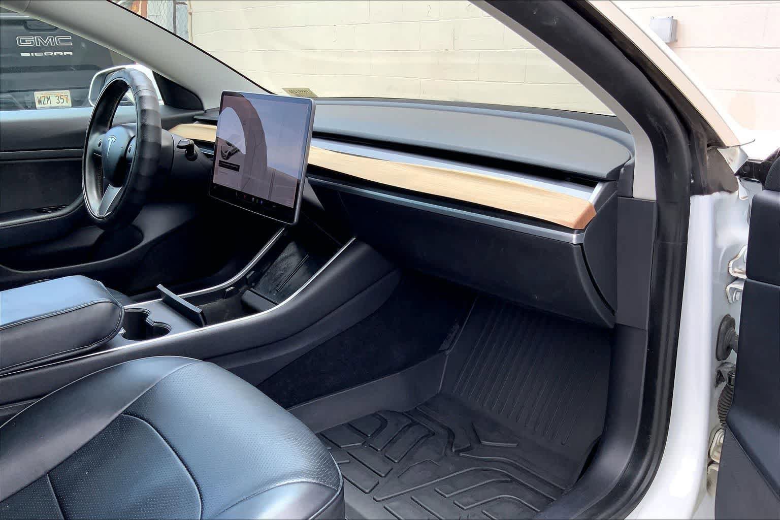 Used 2020 Tesla Model 3 Standard Range Plus image 23