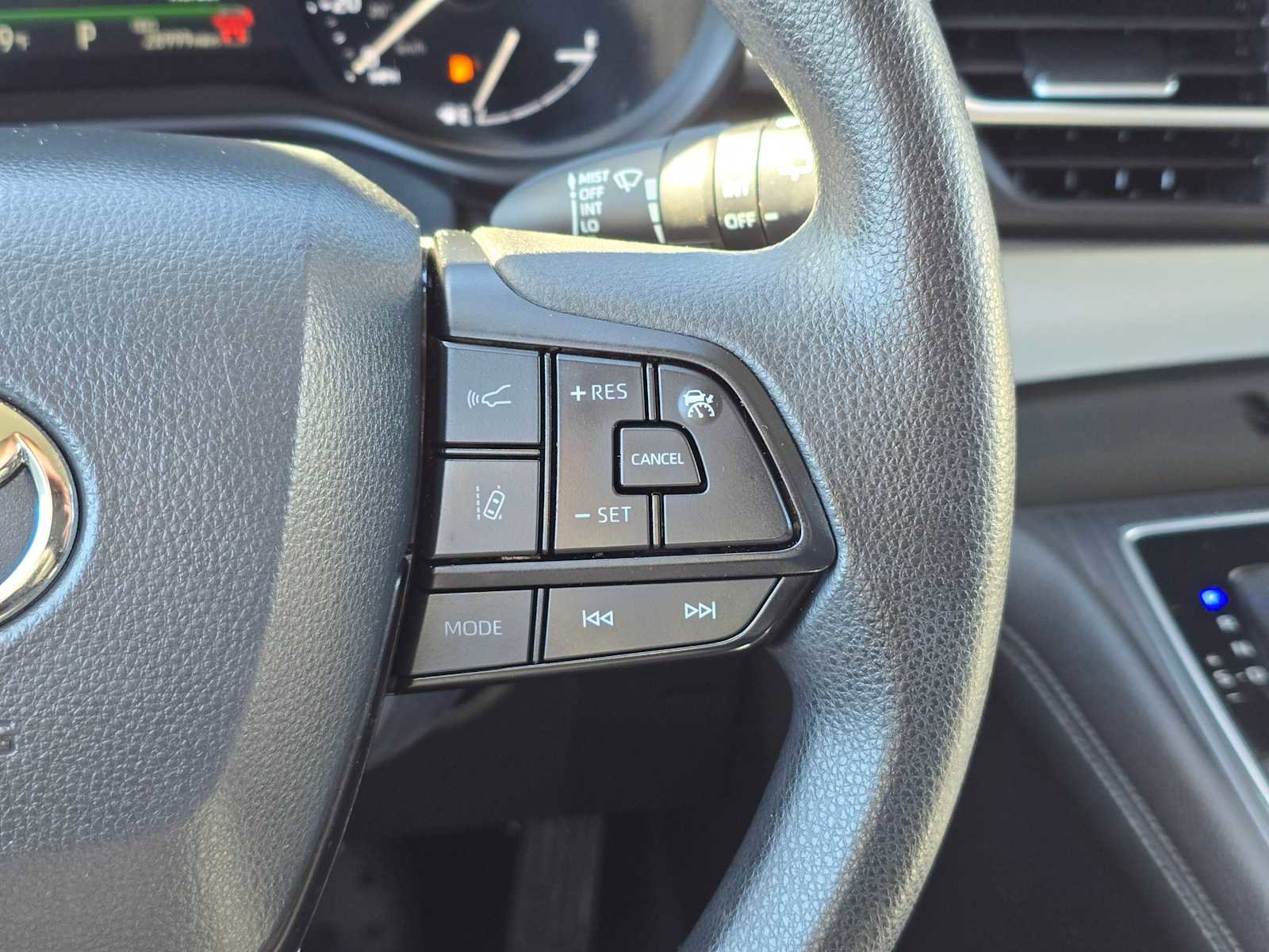 Certified 2025 Toyota Sienna LE FWD image 27