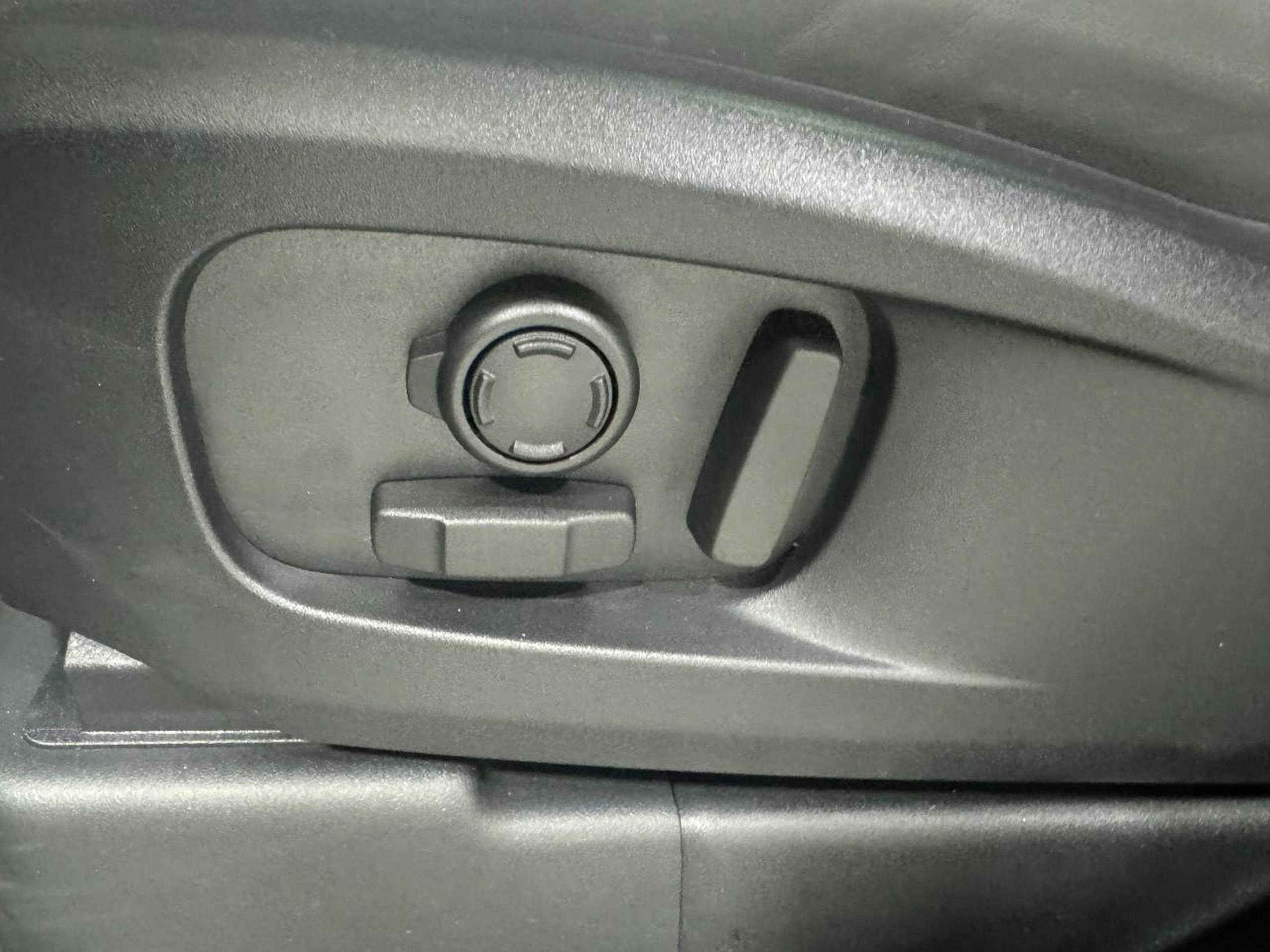 Used 2025 Land Rover Defender 110 S image 27