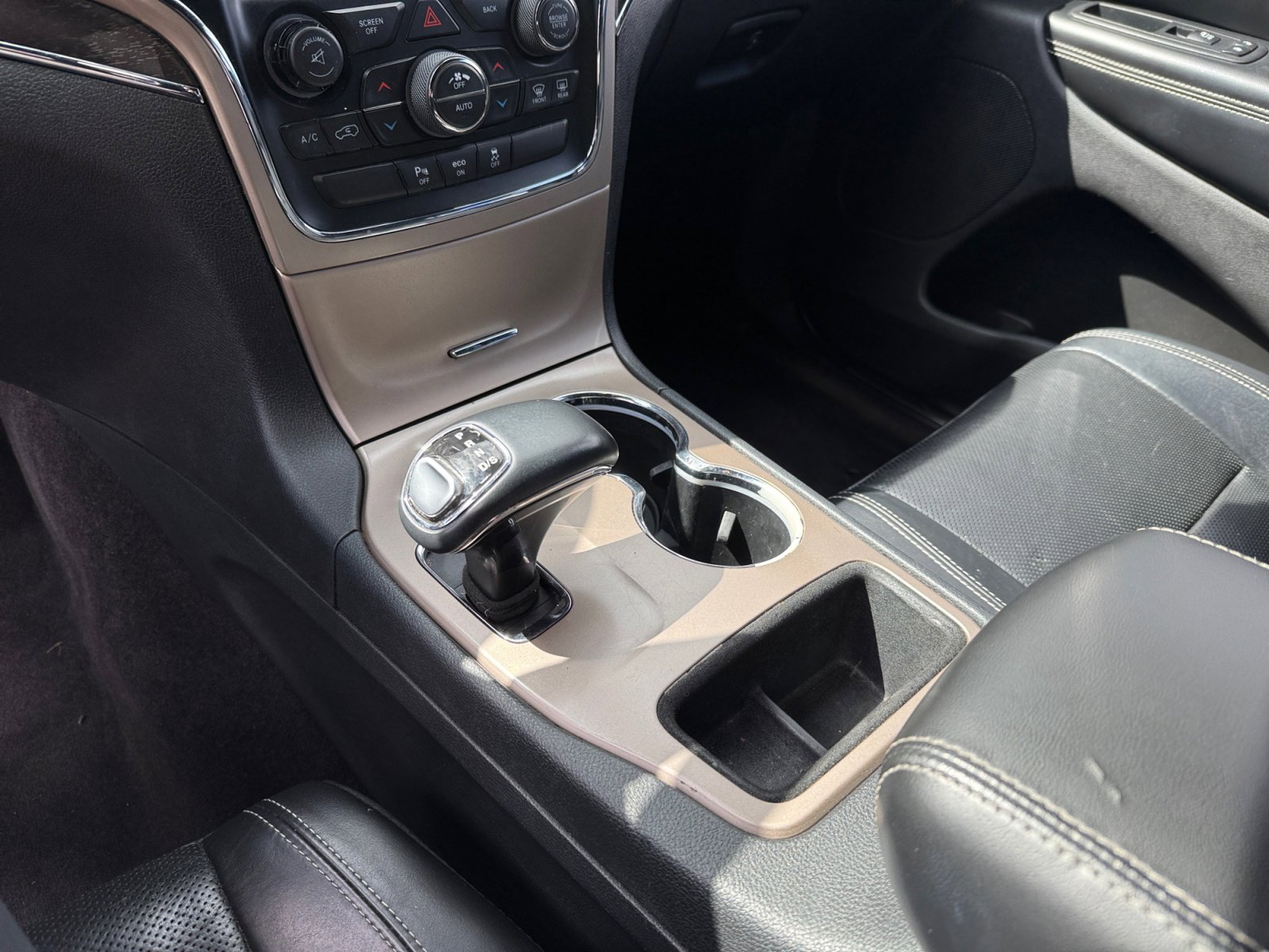 Used 2015 Jeep Grand Cherokee Limited w/ Luxury Group II image 13