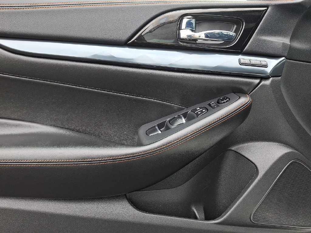 Used 2022 Nissan Maxima SR w/ Sport Mat Group FWD image 13
