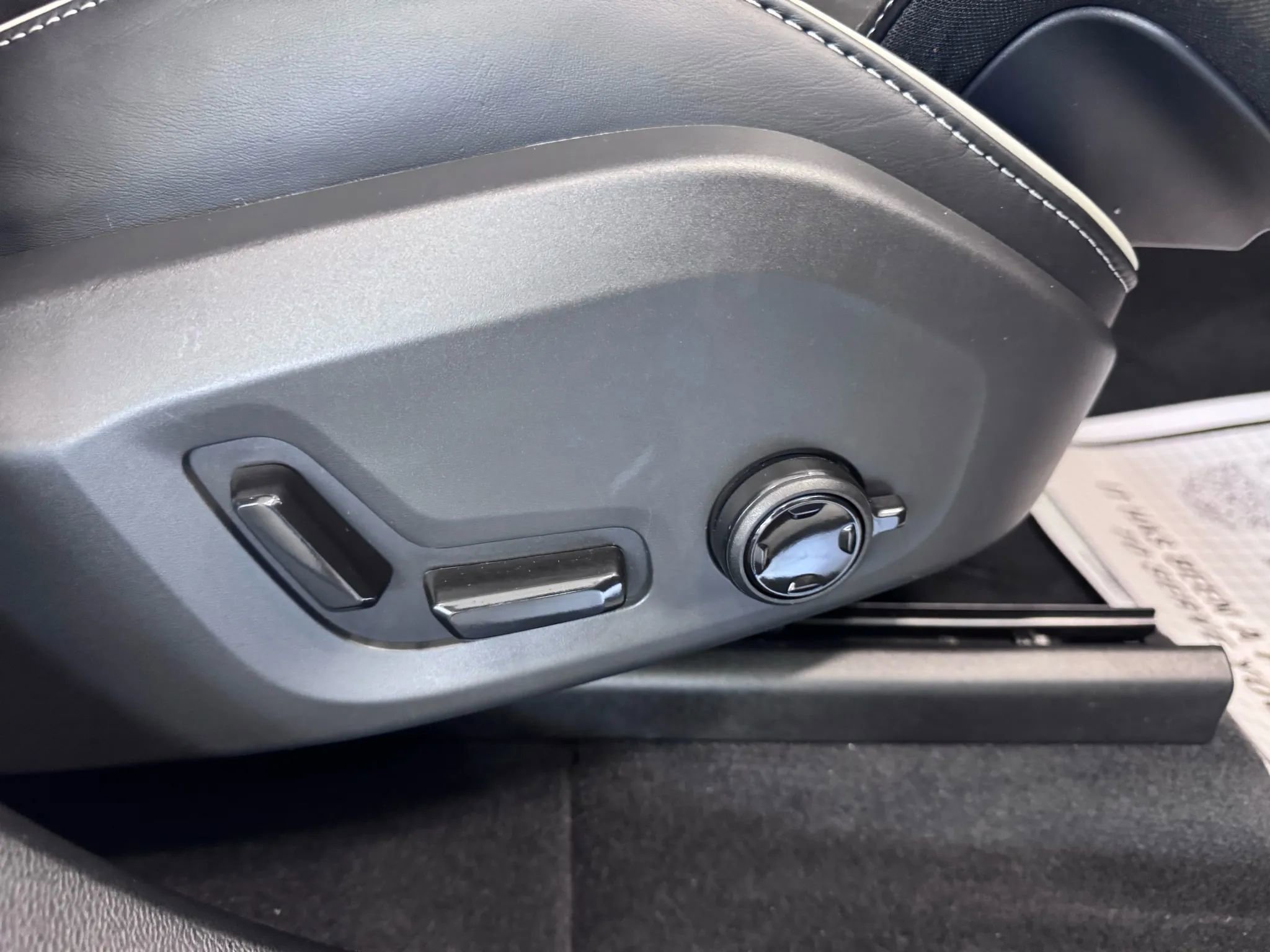 Used 2019 Volvo XC60 T5 R-Design w/ Protection Package Premier image 16