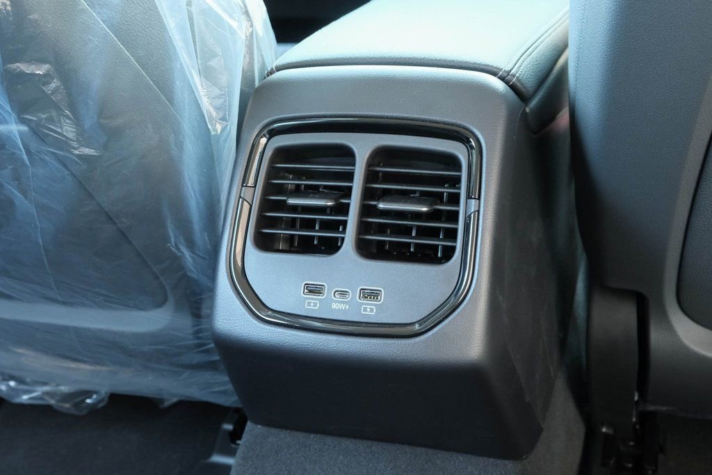 New 2025 VinFast VF 8 Eco image 26