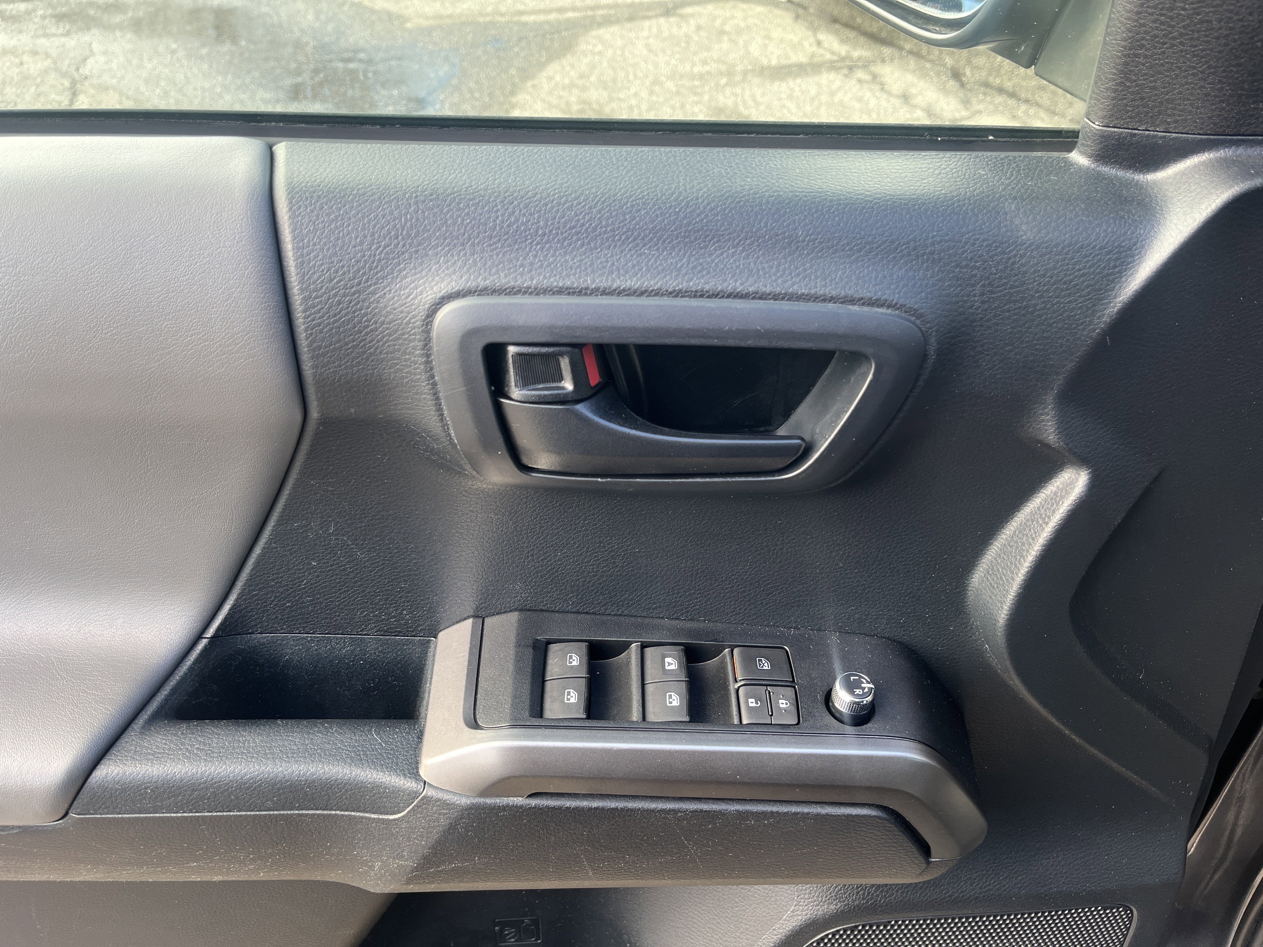 Used 2018 Toyota Tacoma SR5 image 14