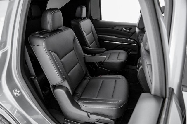 Used 2025 Chevrolet Traverse LT w/ LPO, Floor Liner Package FWD image 34