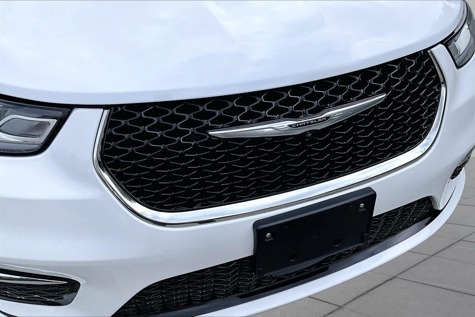 Used 2024 Chrysler Pacifica Limited FWD image 30