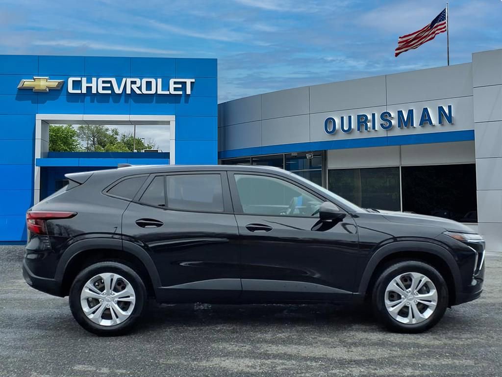 Used 2024 Chevrolet Trax LS image 2