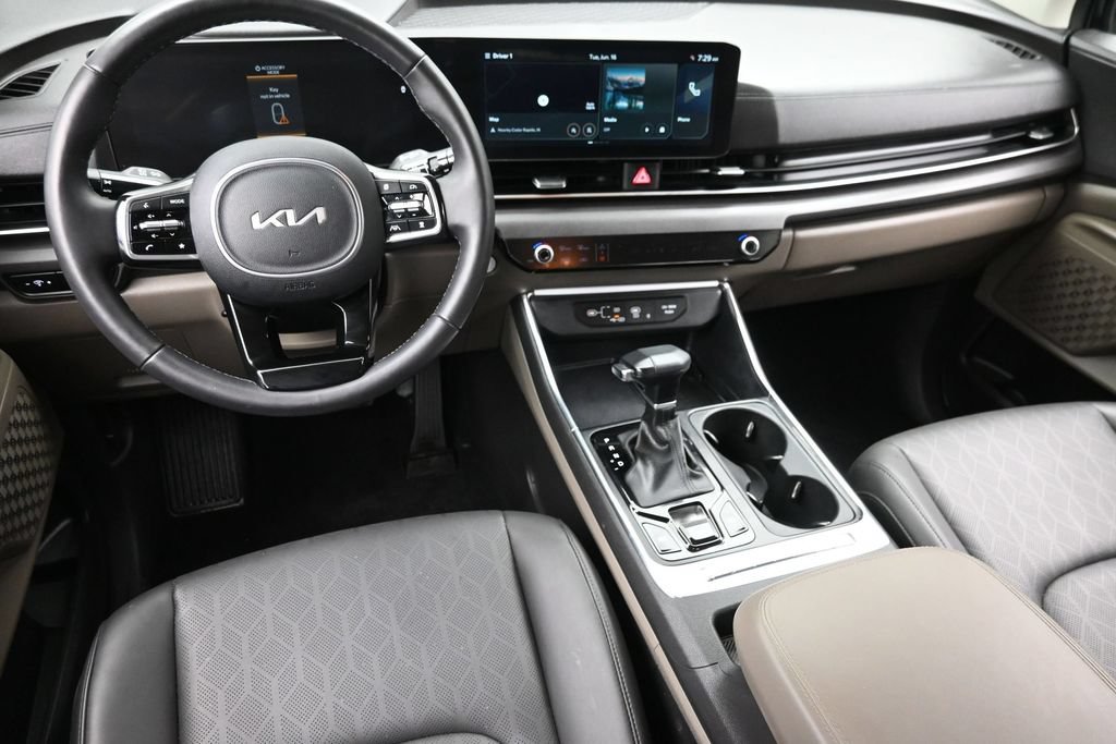 Used 2025 Kia Carnival EX FWD image 17