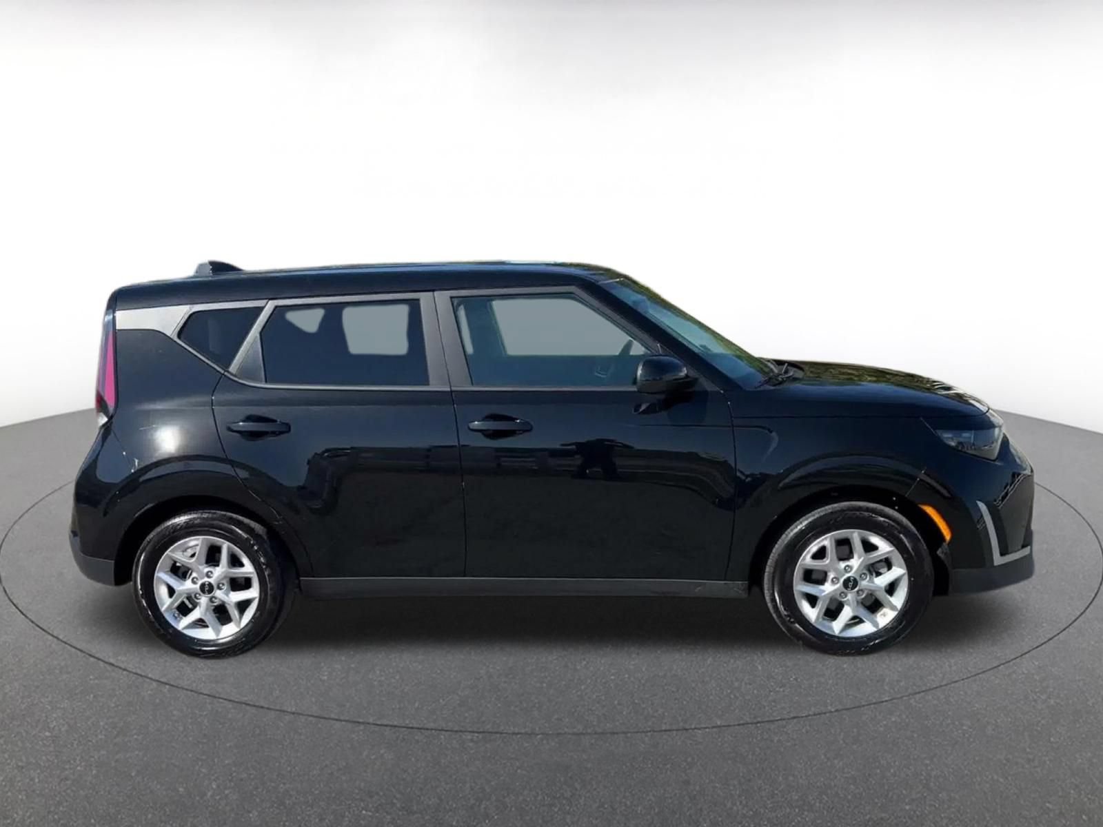 Used 2025 Kia Soul LX w/ LX Technology Package FWD image 15