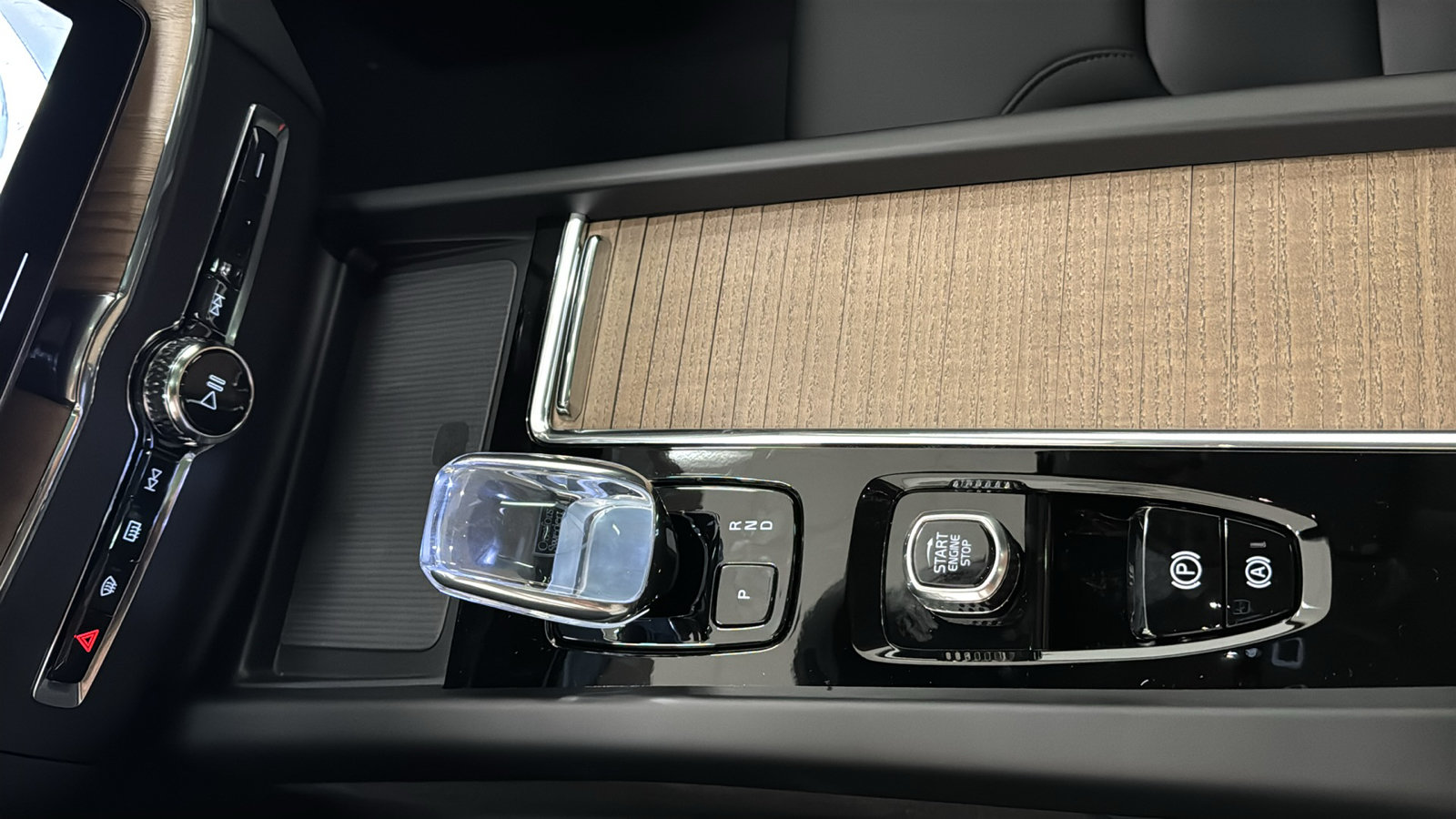 New 2027 Volvo XC60 B5 Plus AWD/4WD image 19