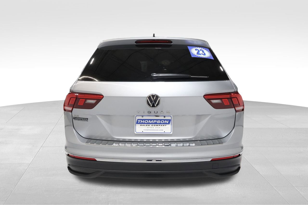 Used 2023 Volkswagen Tiguan SE w/ Panoramic Sunroof Package image 3