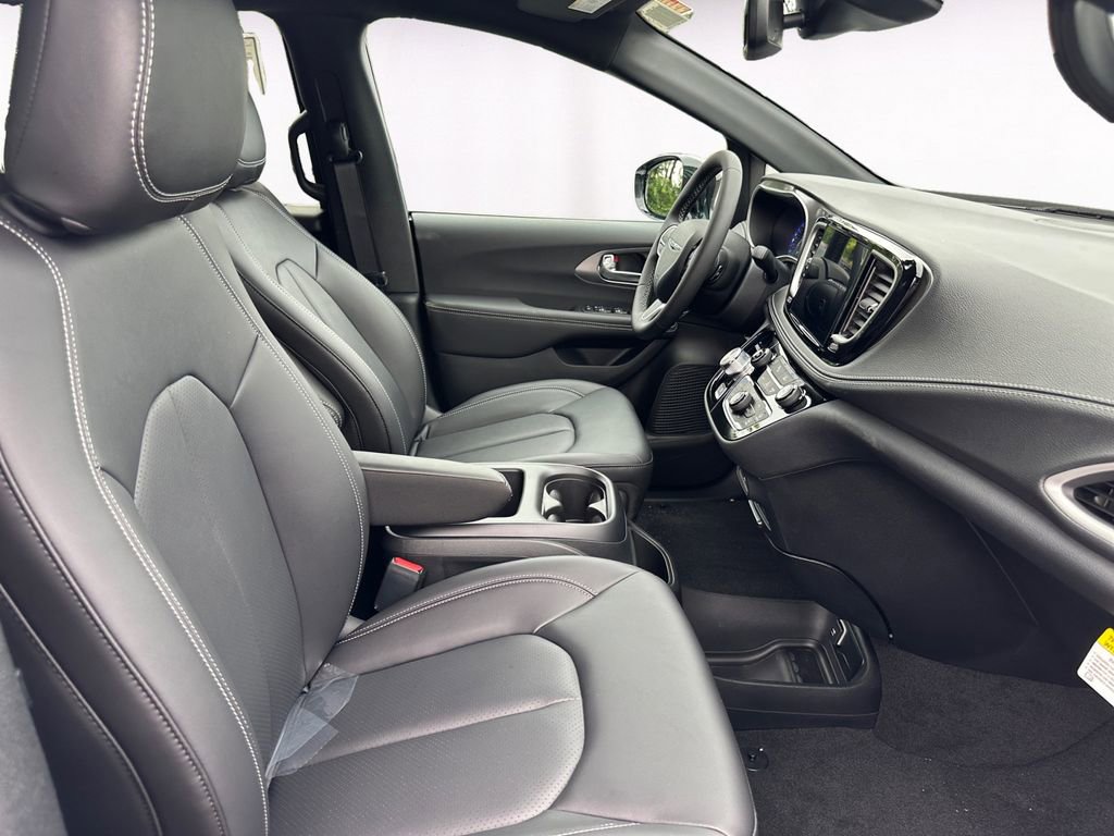 New 2026 Chrysler Pacifica Select image 15