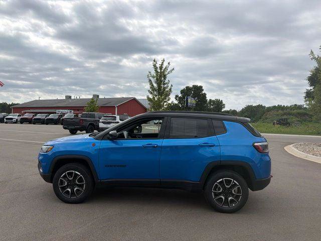 Certified 2025 Jeep Compass Trailhawk AWD/4WD image 2