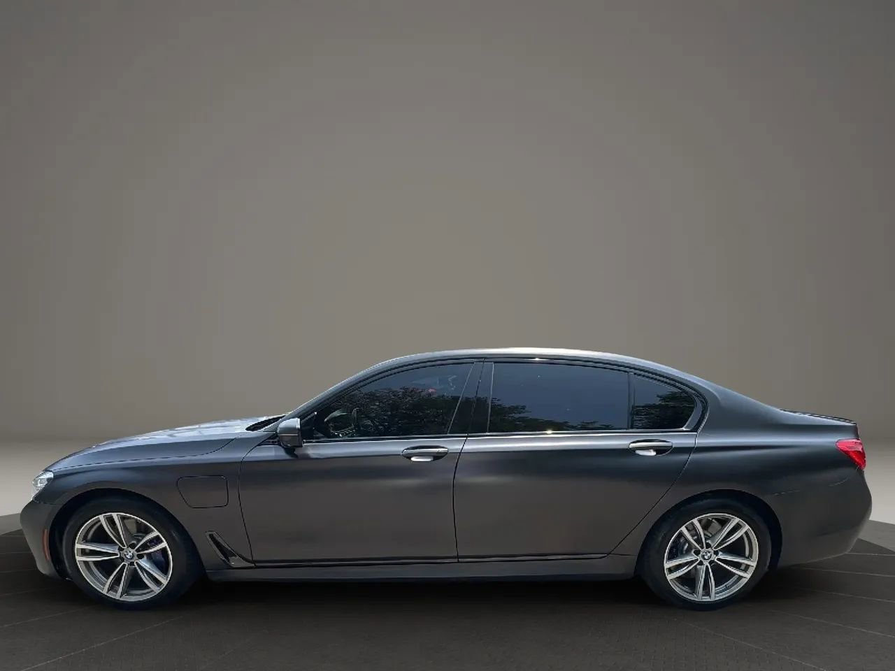 Used 2018 BMW 740e xDrive w/ Luxury Rear Seating Package image 8