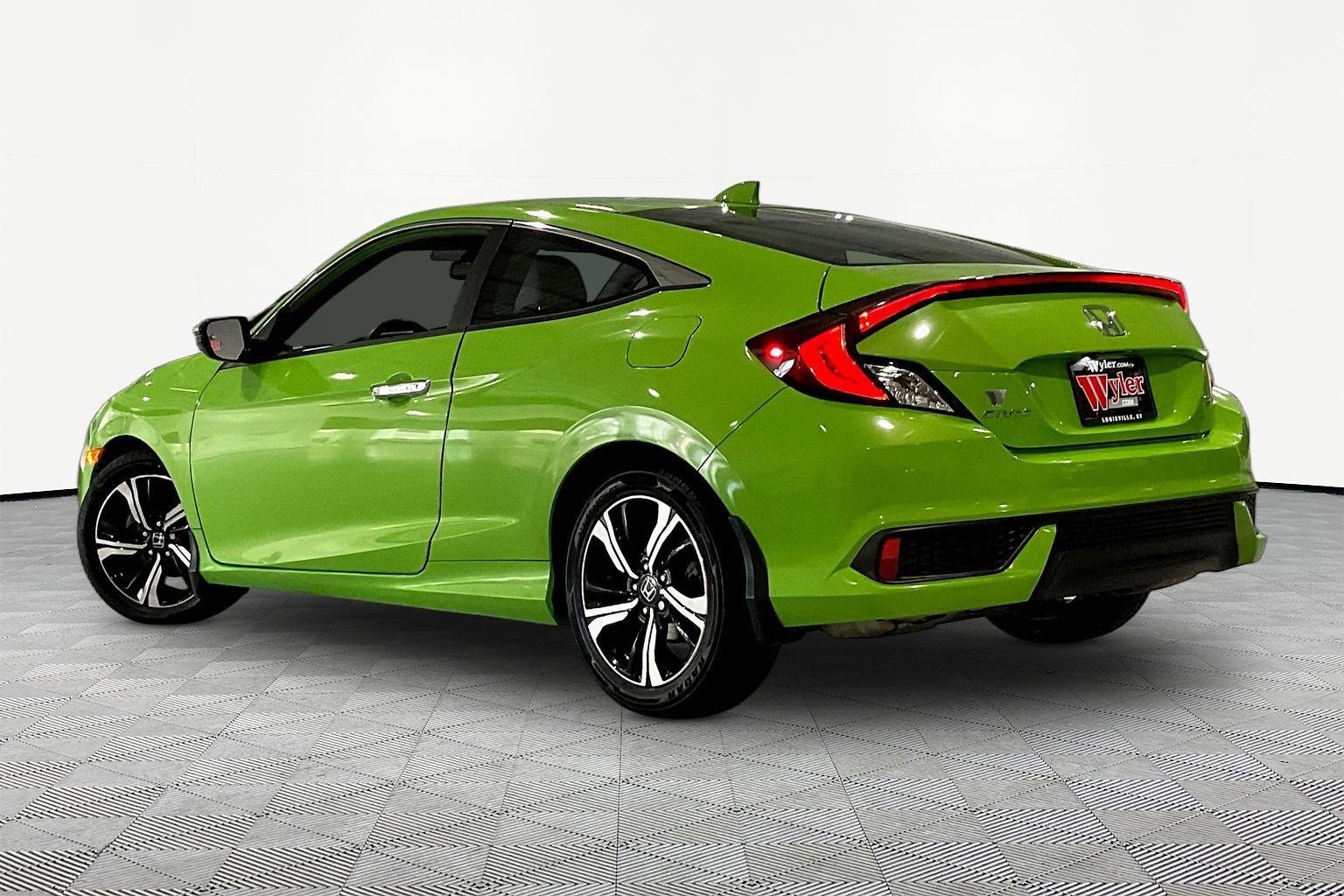 Used 2017 Honda Civic Touring image 4