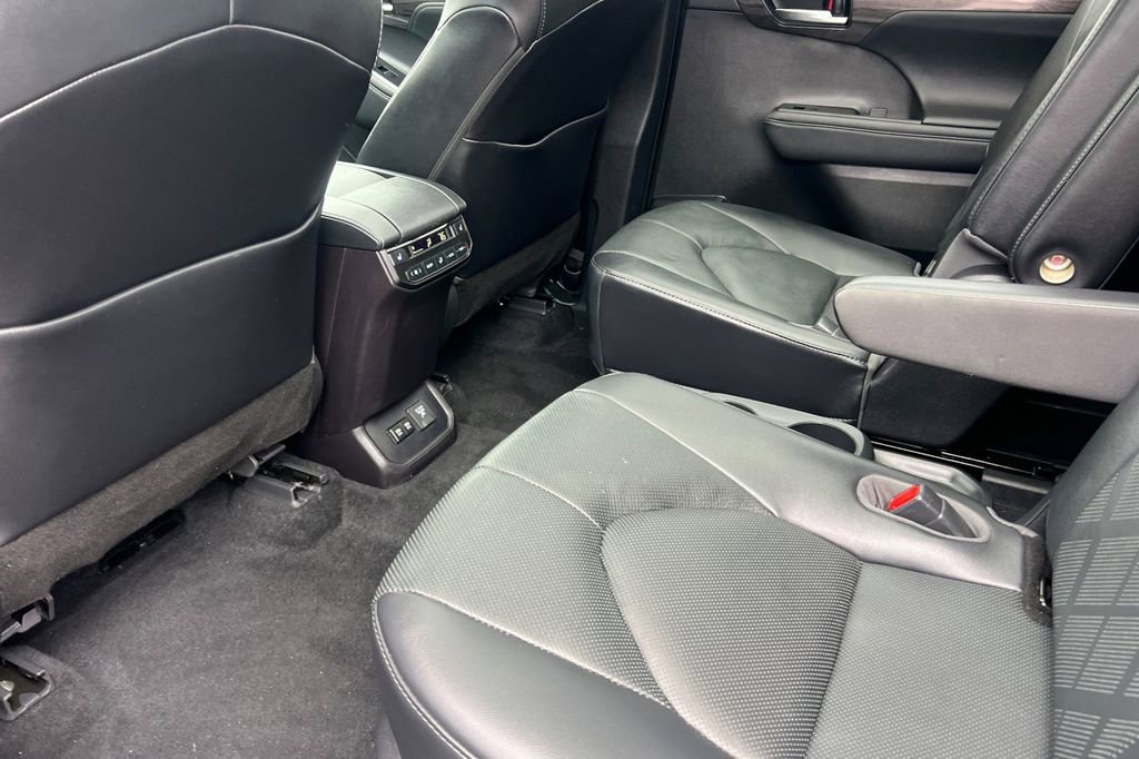Used 2021 Toyota Highlander Platinum FWD image 11