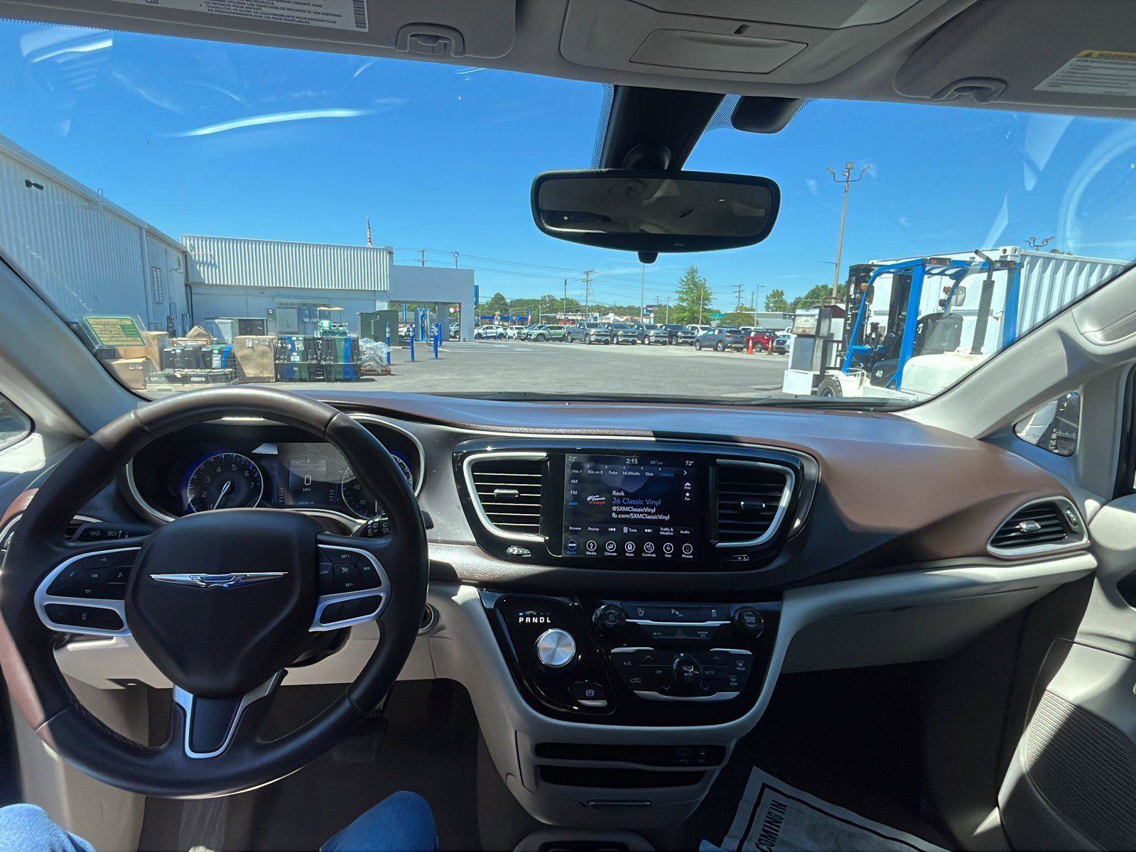 Used 2018 Chrysler Pacifica Touring-L FWD image 17