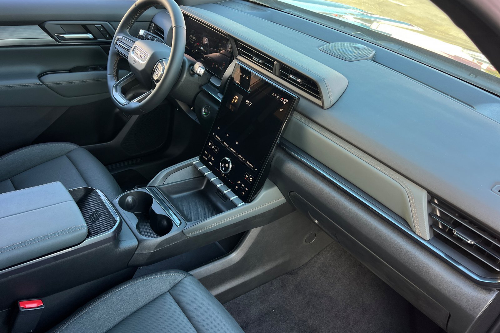 New 2027 GMC Terrain AT4 w/ Technology Package II AWD/4WD image 17