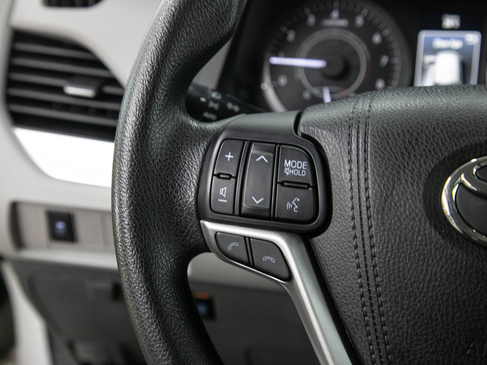 Used 2018 Toyota Sienna LE AWD/4WD image 25