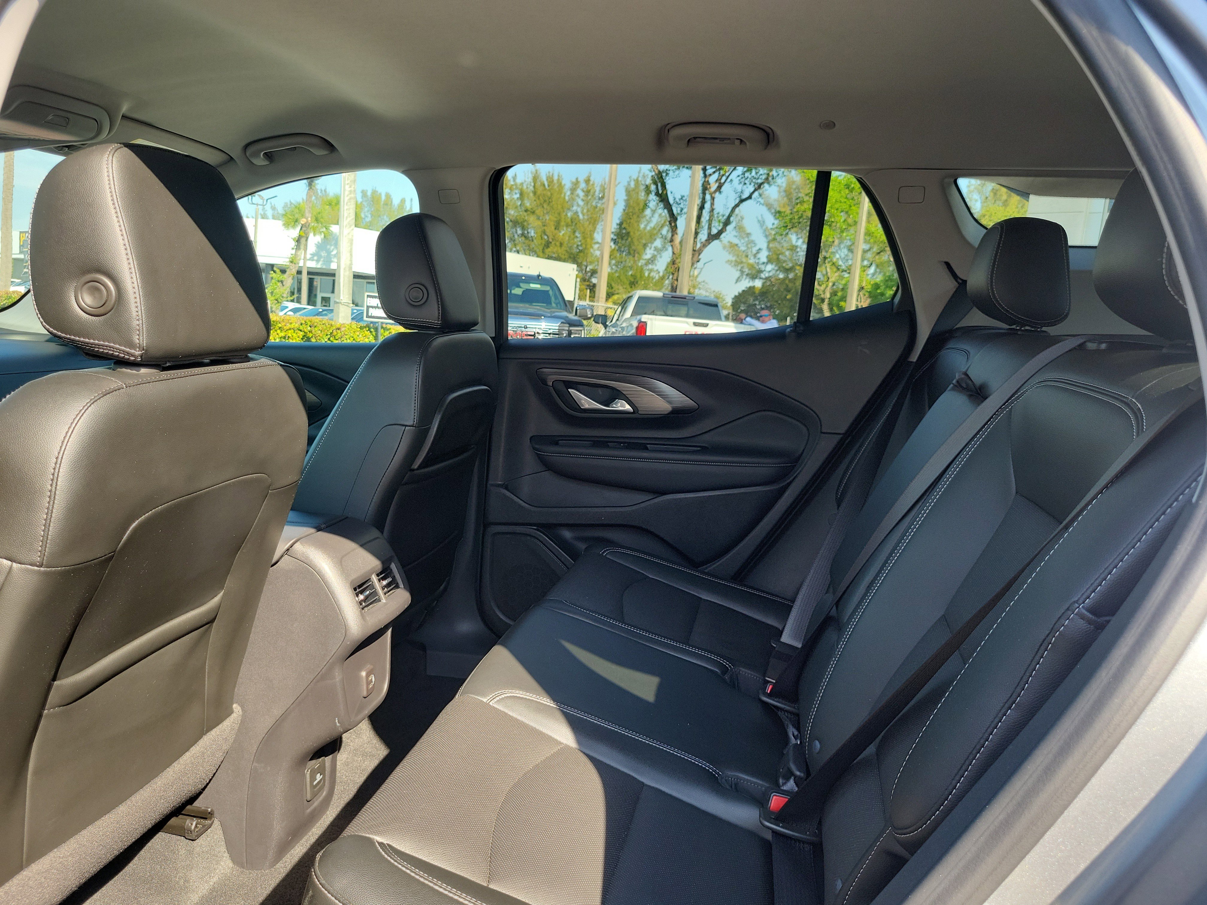 Used 2023 GMC Terrain SLT image 13