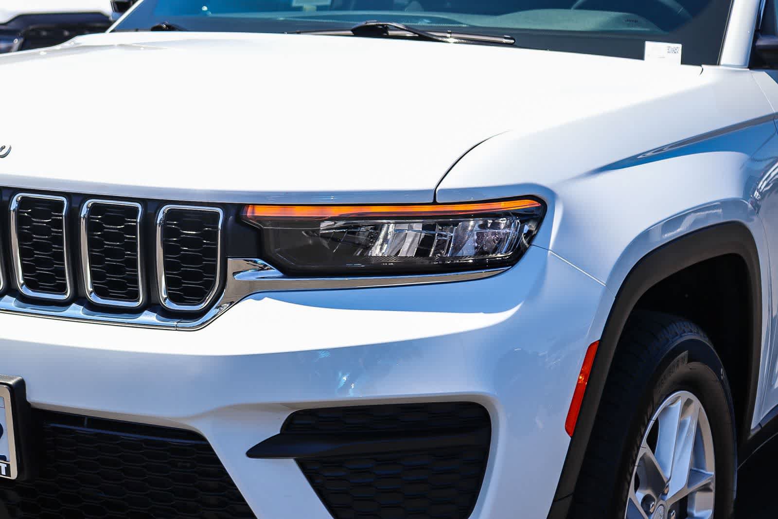 Used 2025 Jeep Grand Cherokee Laredo X RWD image 8