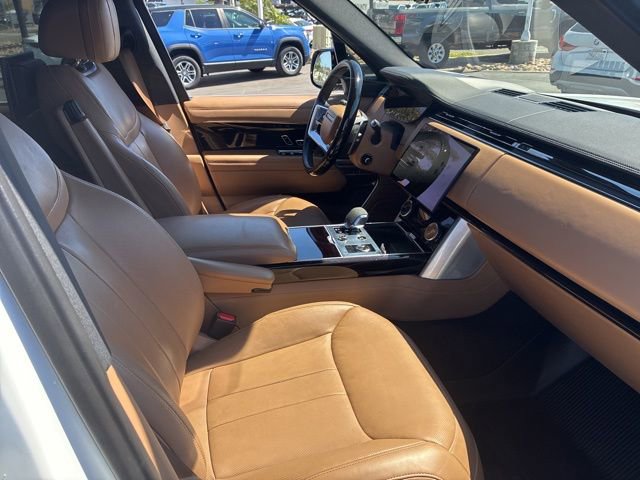 Used 2023 Land Rover Range Rover Long Wheelbase SE image 4