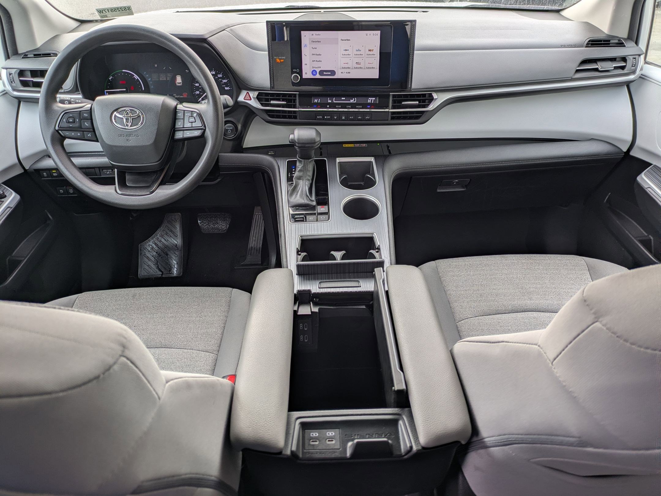 Used 2025 Toyota Sienna LE image 29